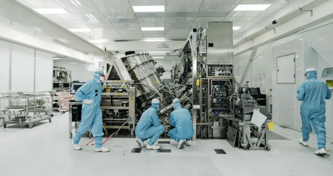 Intel Takes Lead in Using ASML High-NA EUV · KAD